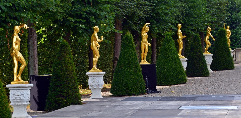 Monument panorama statue golden