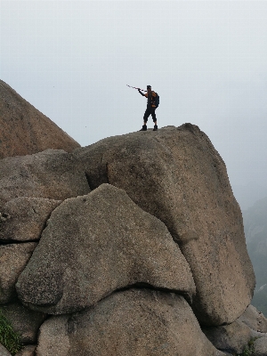 Foto Pria laut rock gunung