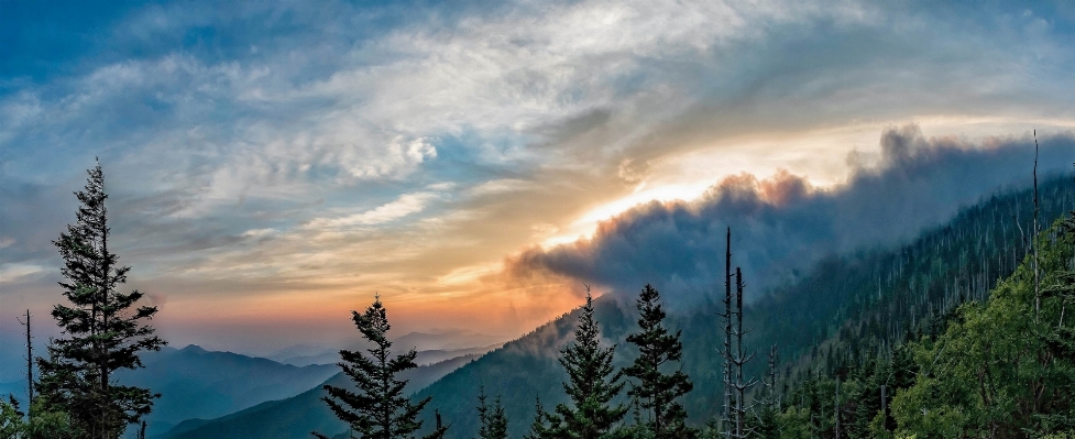 Foto Lanskap alam gunung lampu