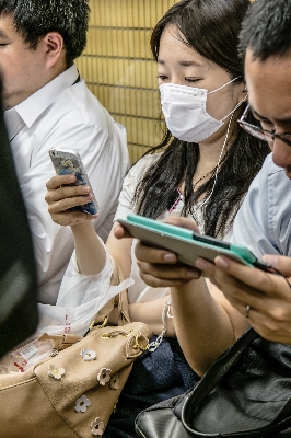 Foto Smartphone orang wanita perkotaan