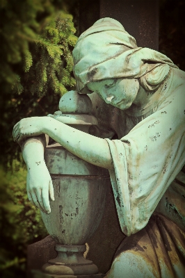 Woman alone monument statue Photo