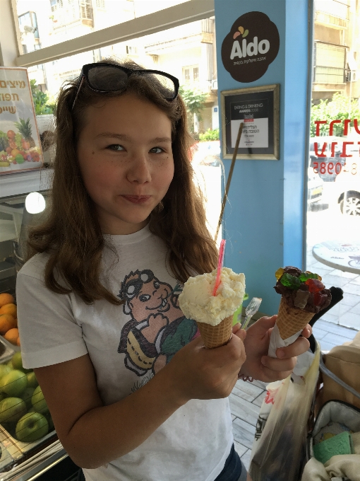 Fille été nourriture glace