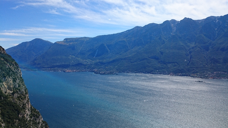 Paesaggio mare costa montagna