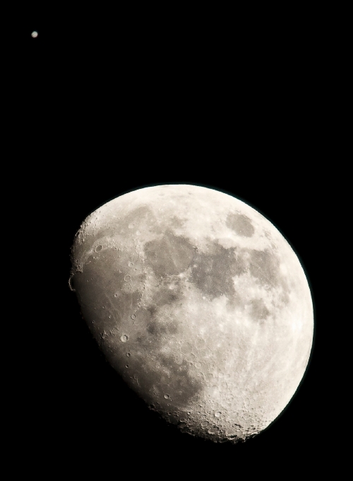 Alam hitam dan putih
 langit kaki