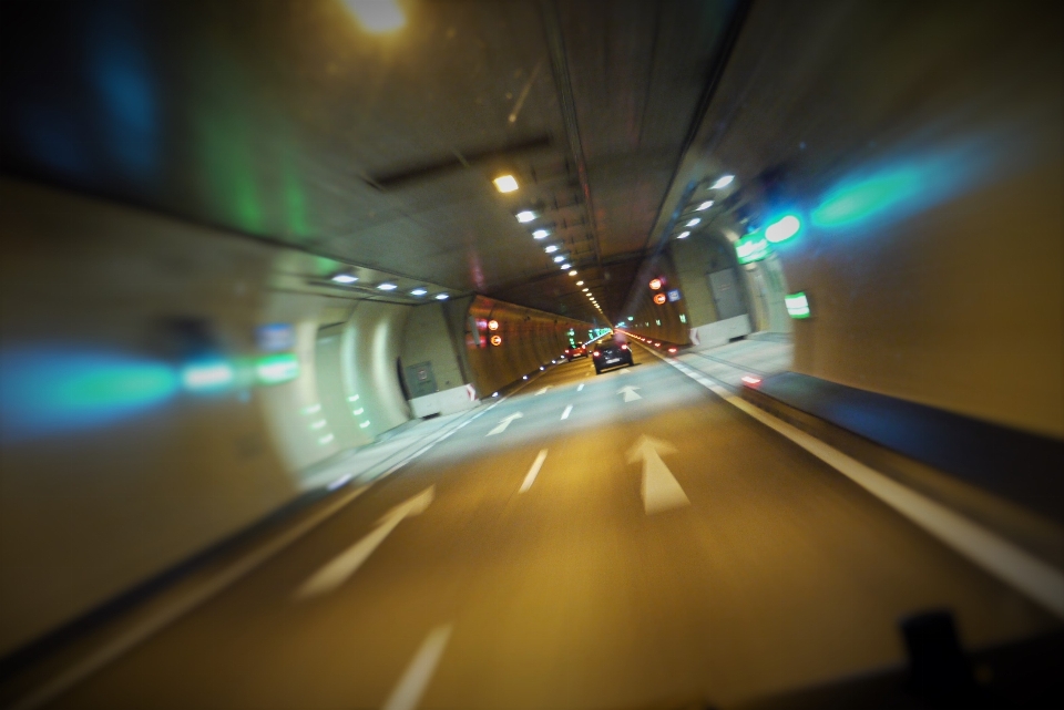 Lumière nuit autoroute tunnel