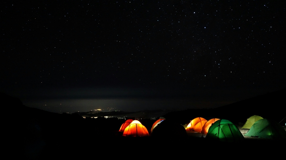 Montagne lumière nuit étoile