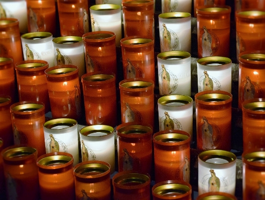 Foto París iglesia encendiendo velas