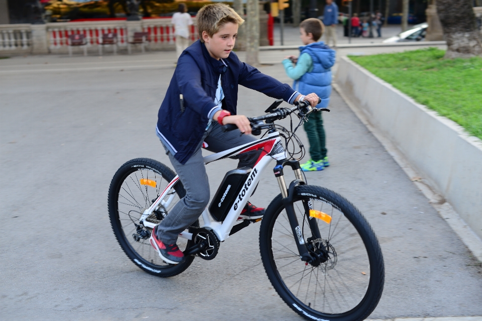 Blanco bicicleta caminar vehículo