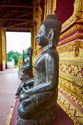 Foto Monumen patung biarawan buddhis