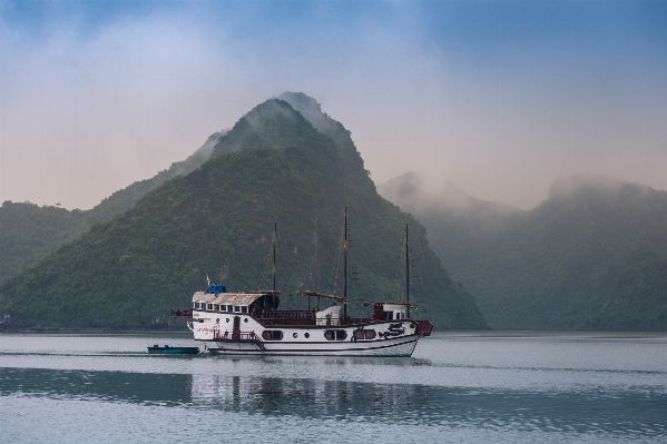 Foto Laut pesisir gunung kabut