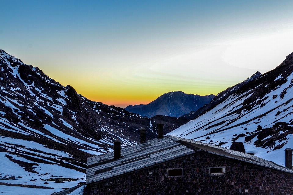 Paesaggio natura montagna nevicare