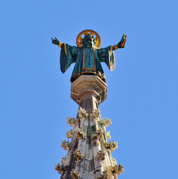 Monumento estatua luz de la calle
 encendiendo