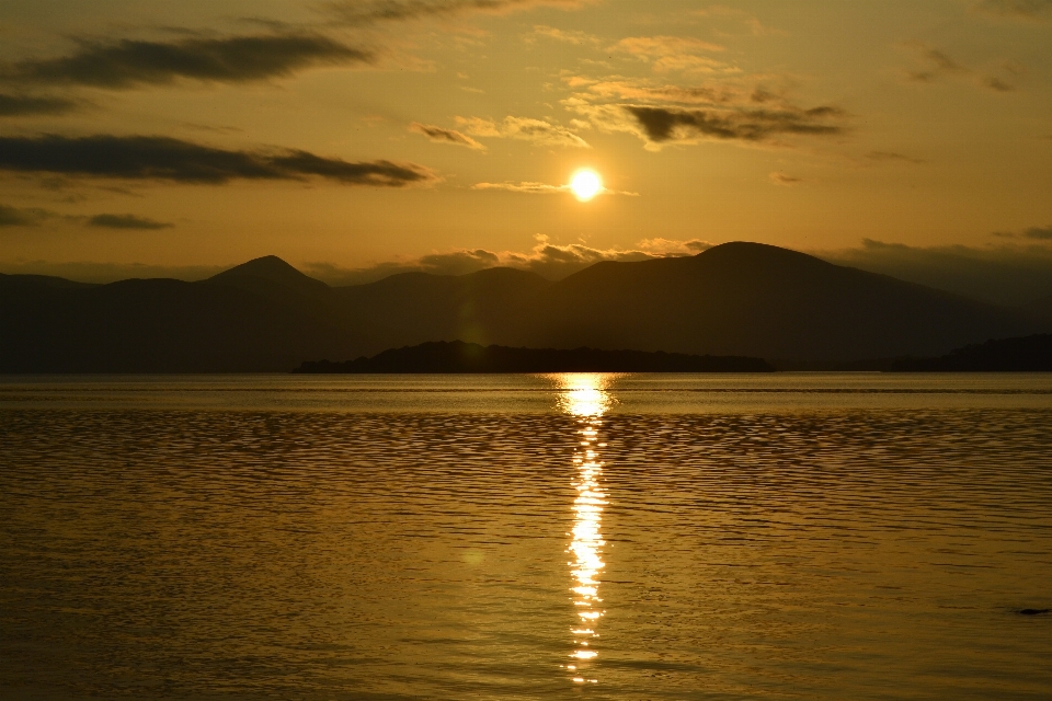 海 水 地平線 山