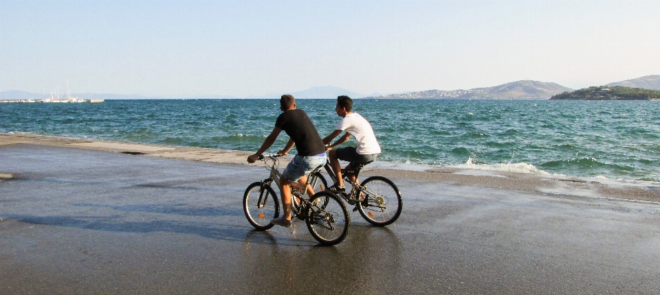 Playa mar costa bicicleta