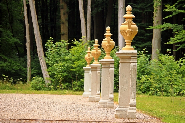 Foto Monumento statua vaso colonna