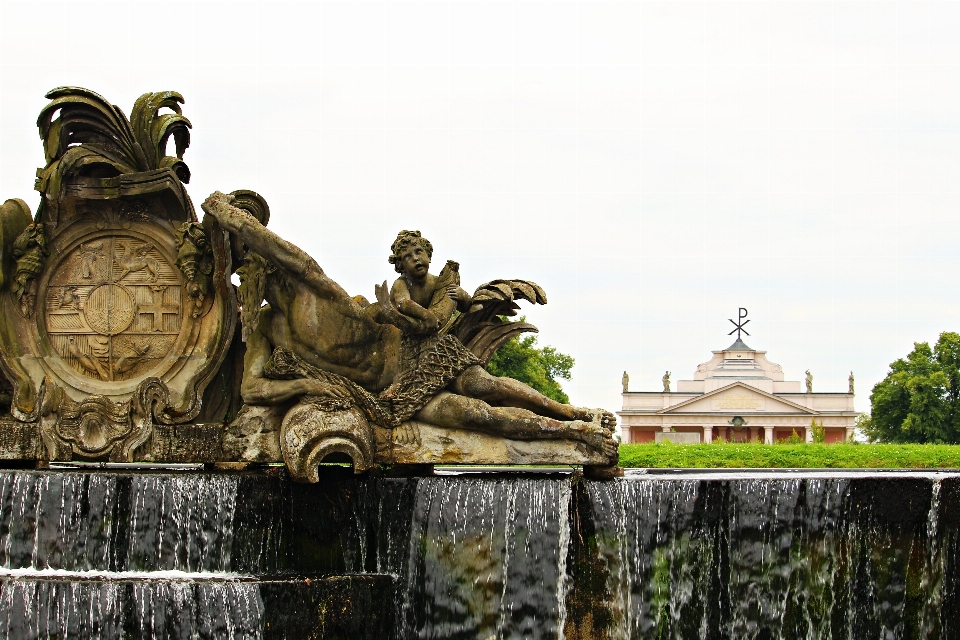 Air terjun monumen patung