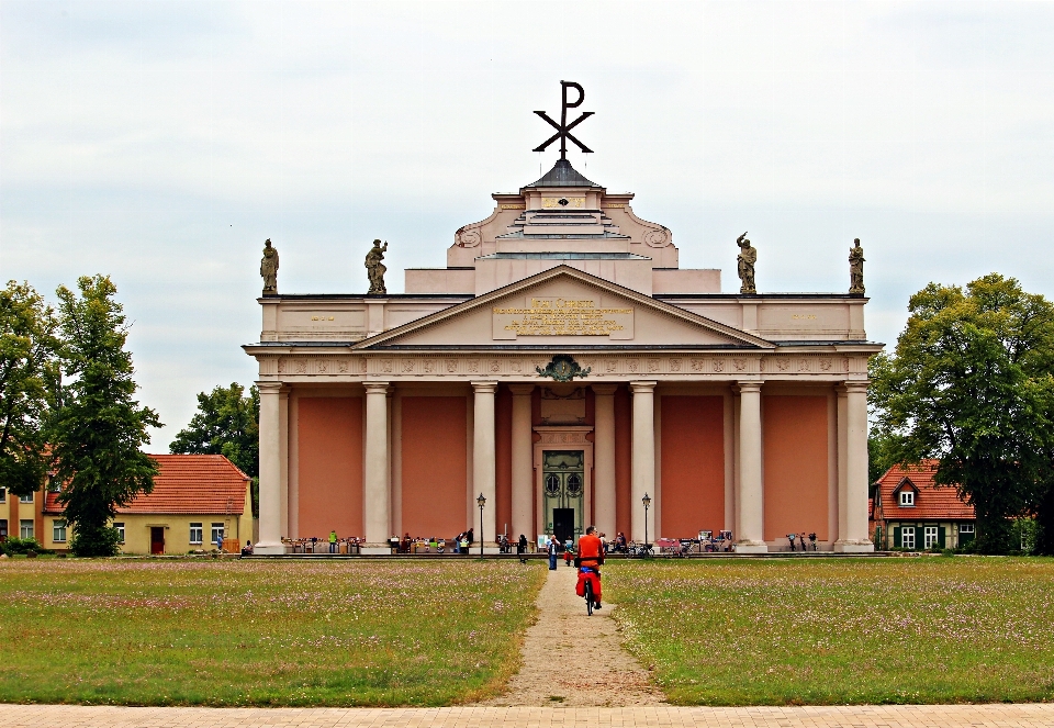 Bangunan istana monumen tengara