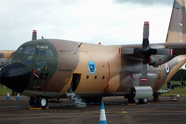 飛ぶ 飛行機 航空機 軍隊 写真