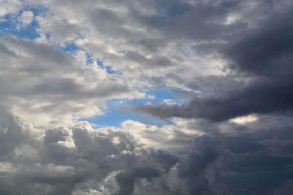 Foto Awan langit sinar matahari berawan