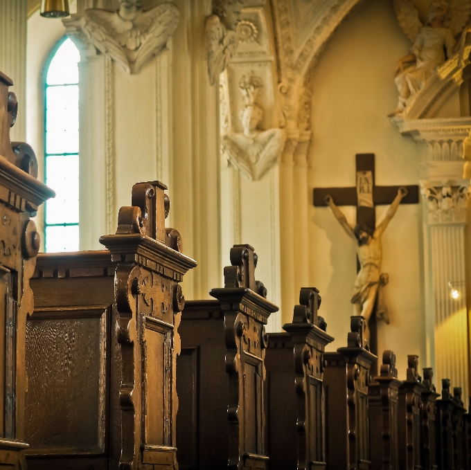 Madeira velho coluna religião