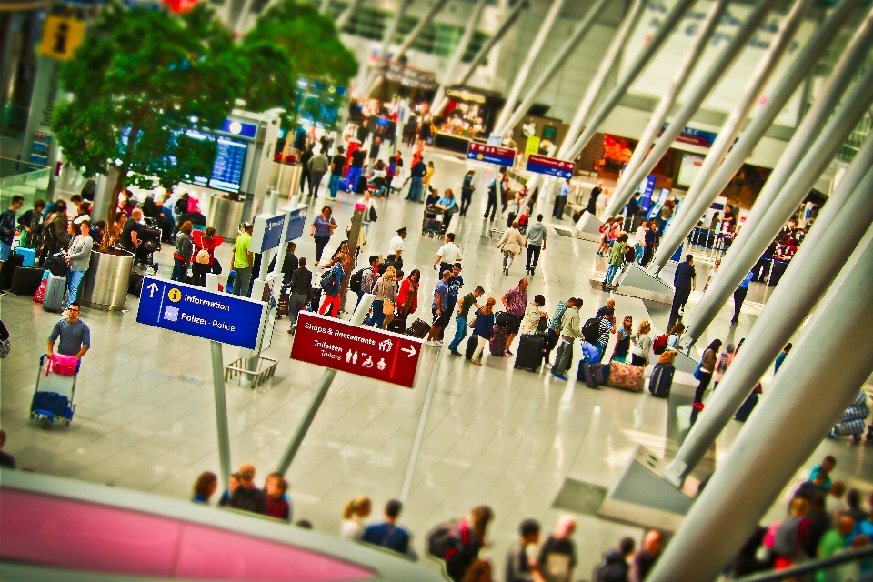 Persone volare folla aeroporto