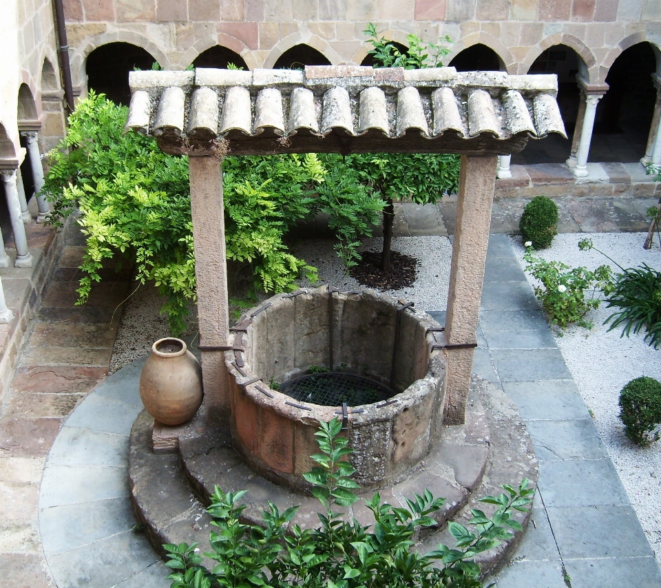 France backyard garden courtyard