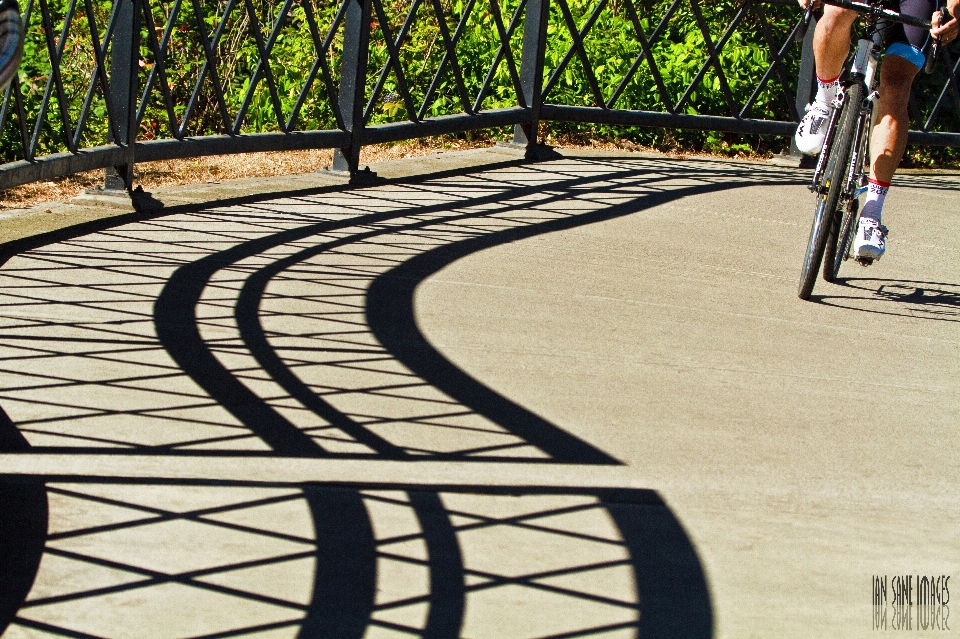 Contour pont sol vélo