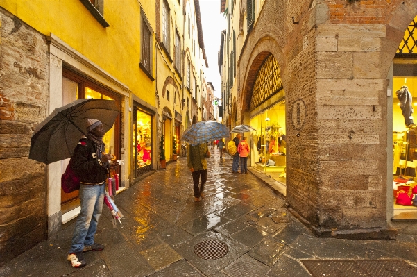 Foto Pedone strada città vicolo