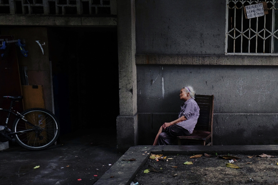 Personnes route rue chaise