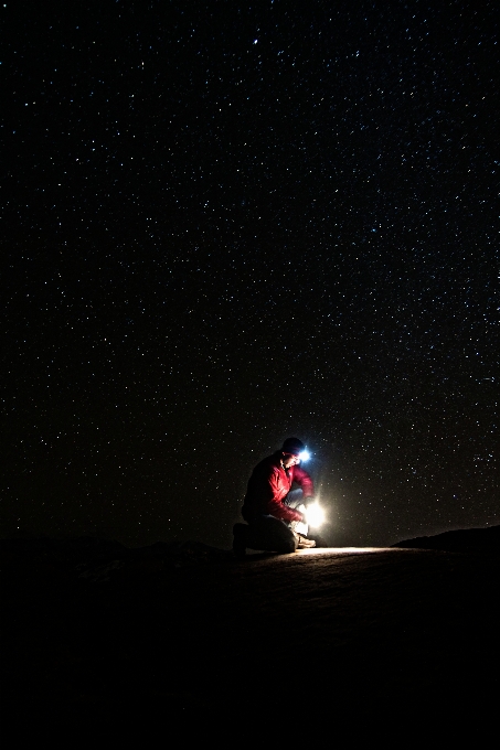 Silueta luz senderismo
 noche