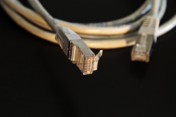 Hand ring cable internet Photo