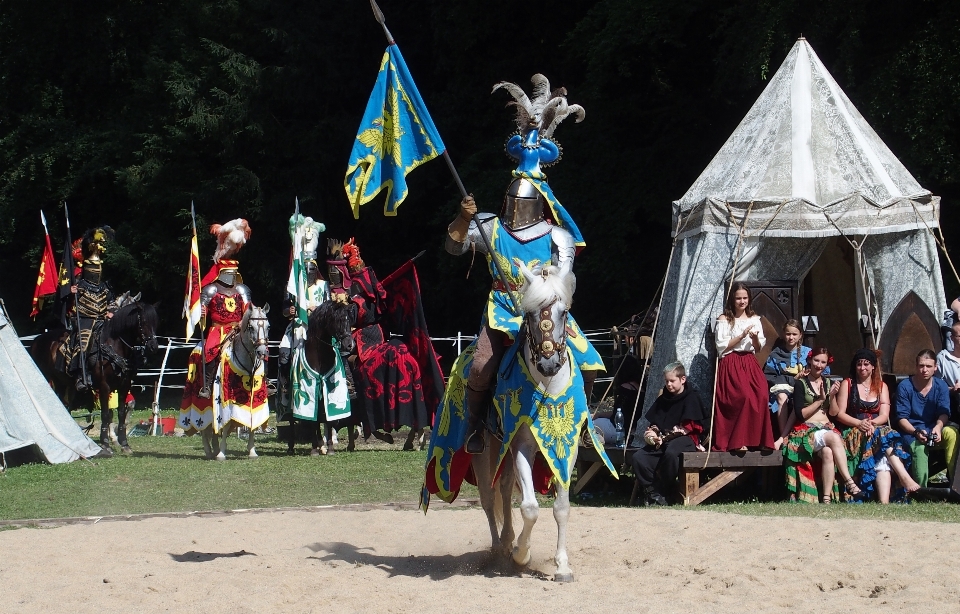 Pessoas dança cavalos festival