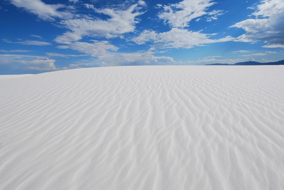 Paisagem areia céu branco