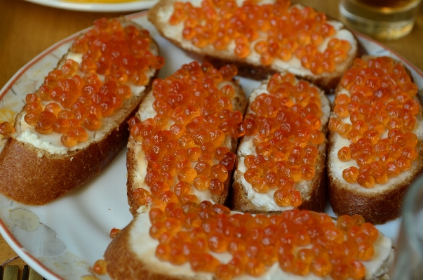 Foto Piring makanan merah menghasilkan