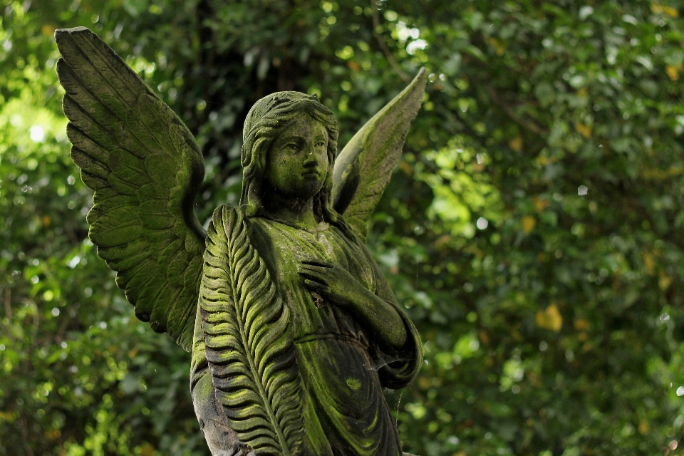 Leaf stone monument statue