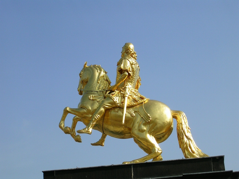 Monumento statua d'oro cavallo