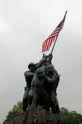 Foto Monumen militer patung tentara