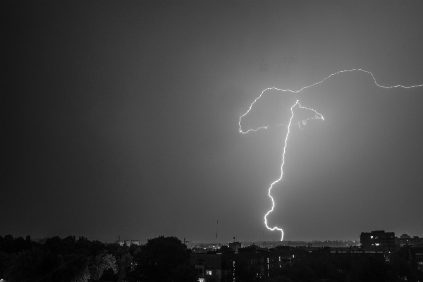 Foto Awan hitam dan putih
 malam kota