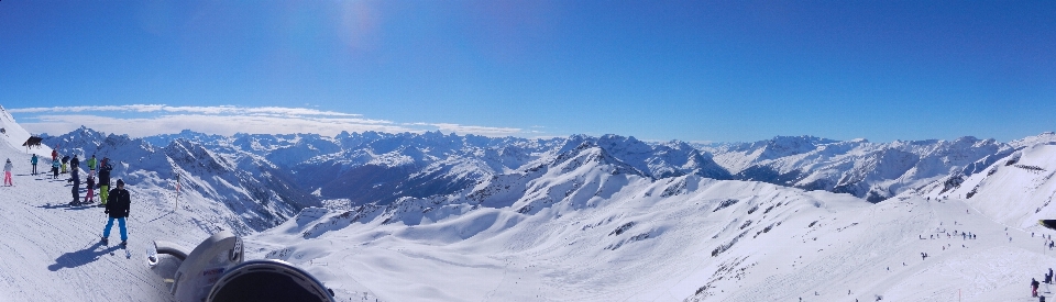 Paesaggio montagna nevicare inverno