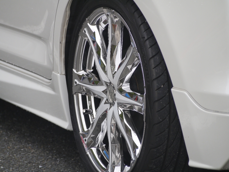 Noir et blanc
 voiture roue réflexion