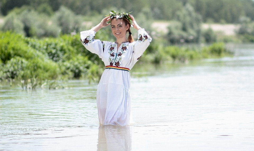 Agua traje chica primavera