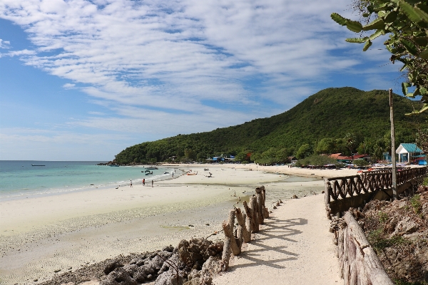 Foto Pantai laut pesisir pasir