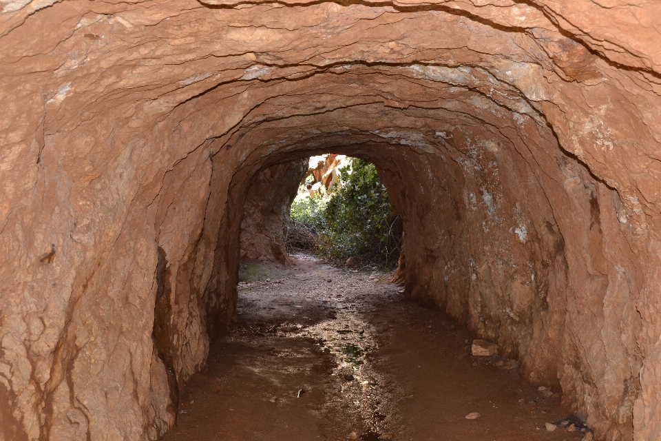 Tunnel formation arch cave