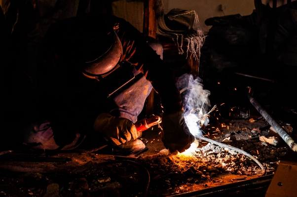 Foto Trabalhar homem luz ferramenta