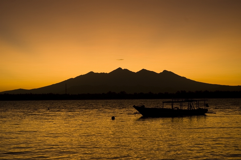 Pantai laut cakrawala gunung