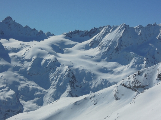 Foto Montagna nevicare inverno catena montuosa
