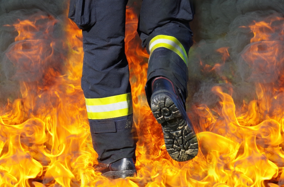 Flamme feu chaud sapeur pompier