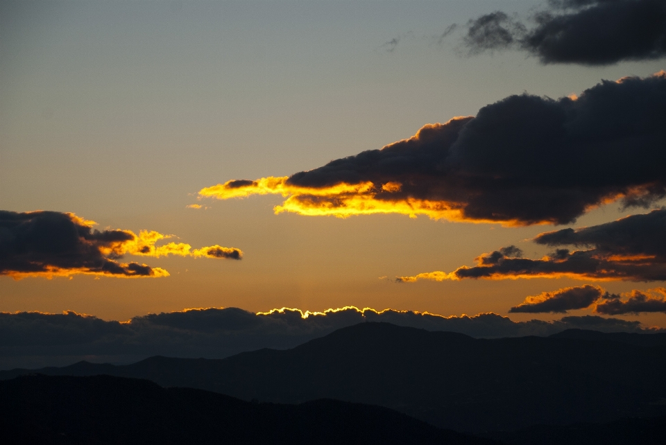 Mar horizonte montanha nuvem