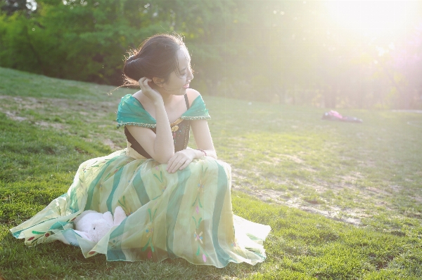 人 女の子 日没 草原
 写真