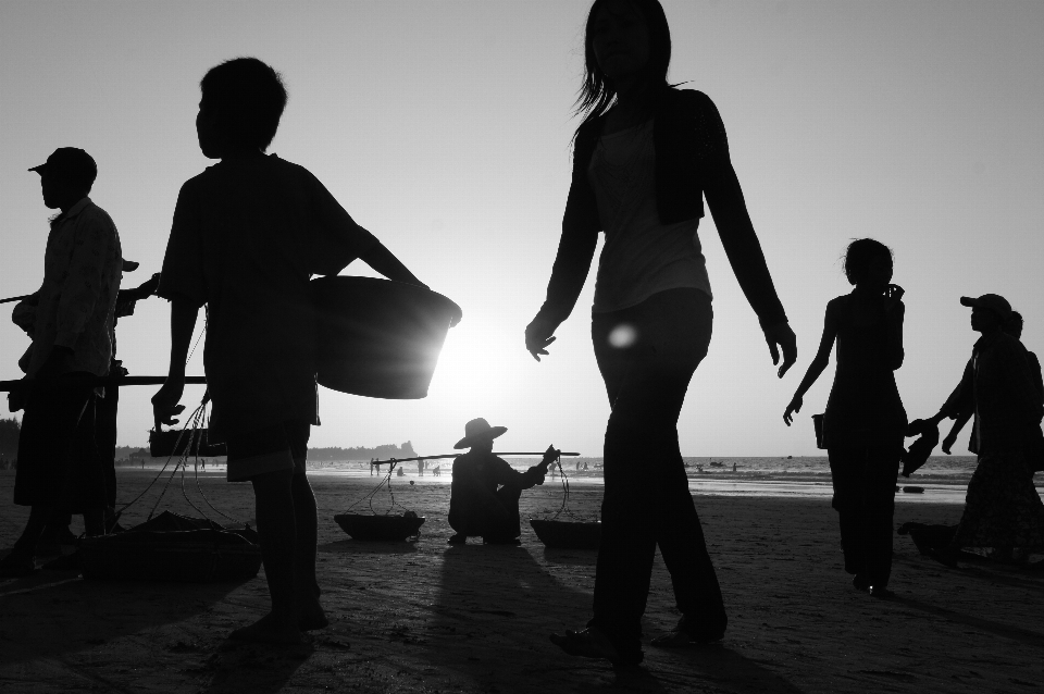 Pantai laut pasir bayangan hitam